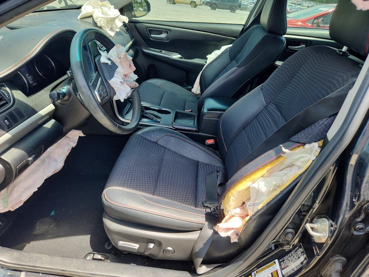 2015 TOYOTA CAMRY SE photo 19