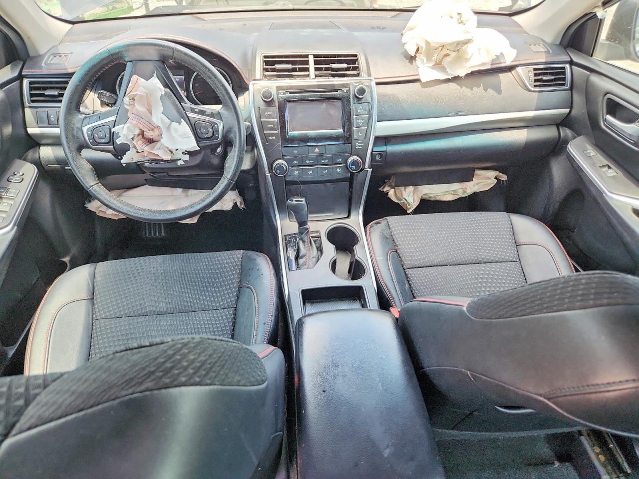 2015 TOYOTA CAMRY SE photo 22
