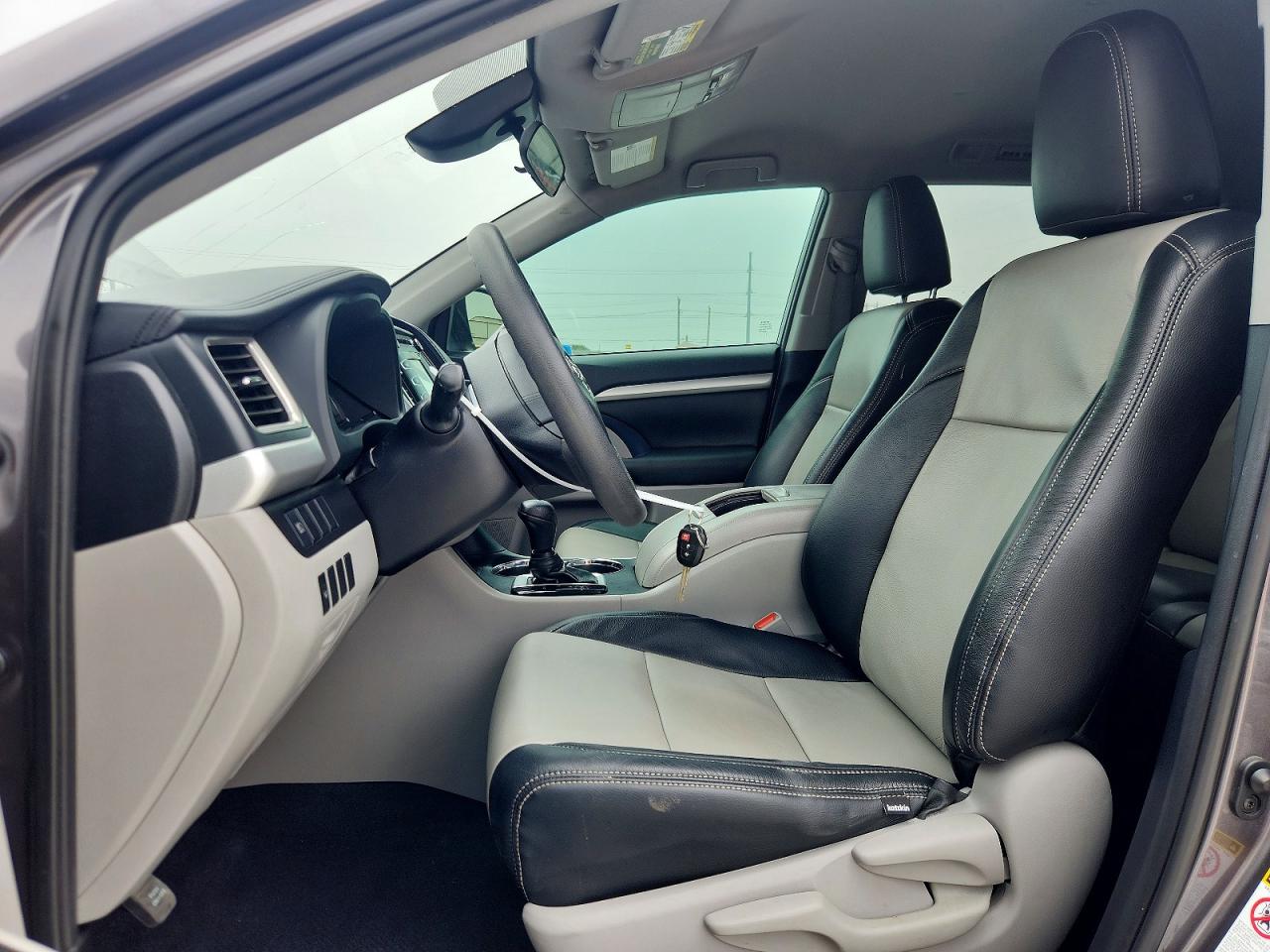2019 TOYOTA HIGHLANDER LE photo 13