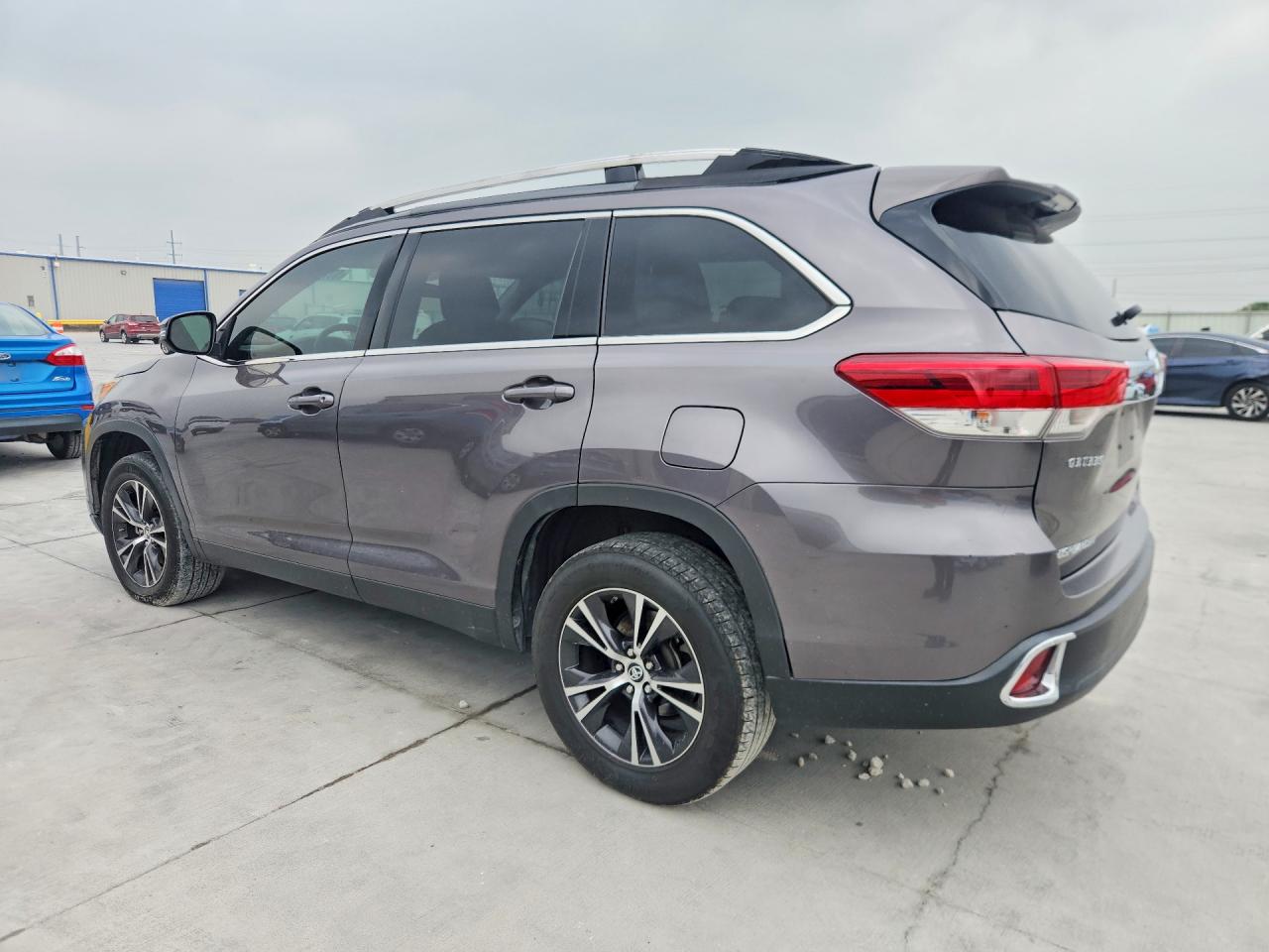 2019 TOYOTA HIGHLANDER LE photo 3