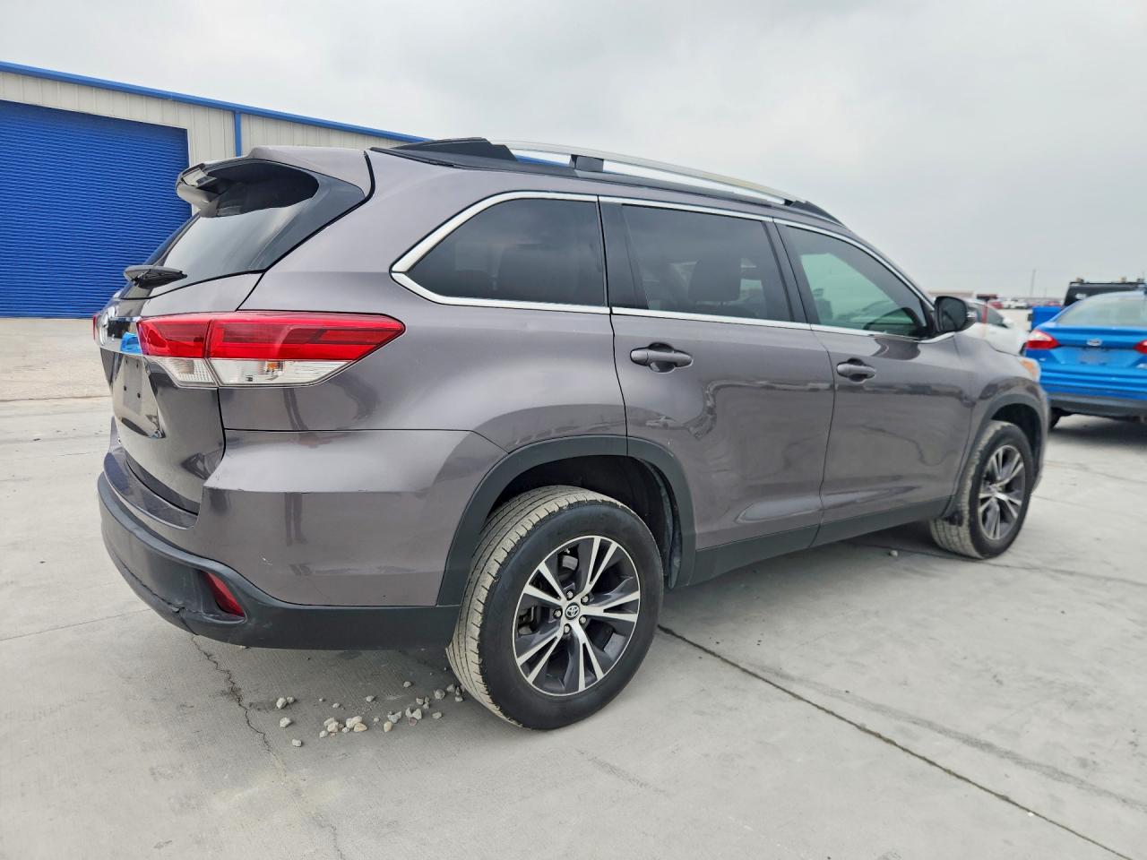 2019 TOYOTA HIGHLANDER LE photo 5