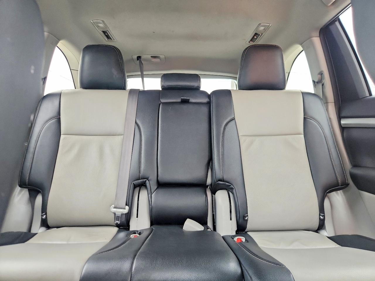 2019 TOYOTA HIGHLANDER LE photo 19