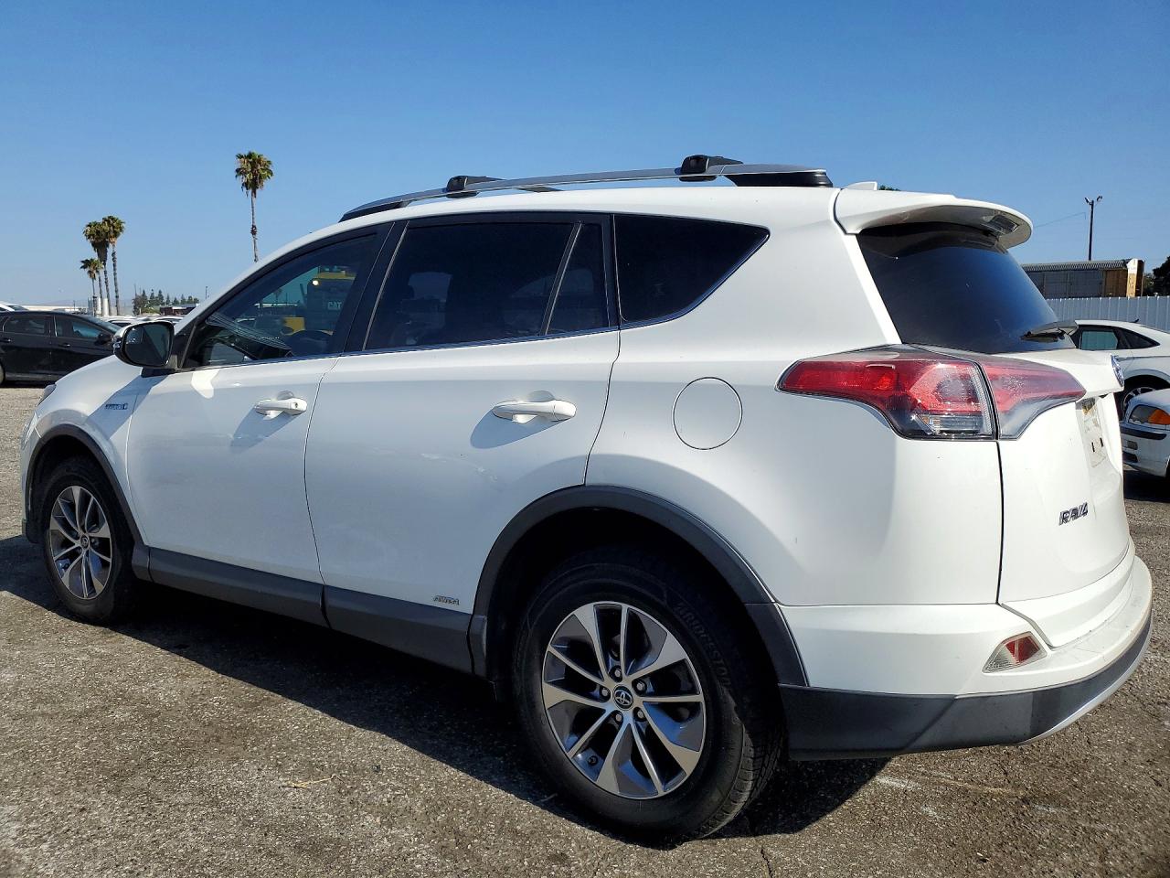 2016 TOYOTA RAV4 HV XLE photo 3