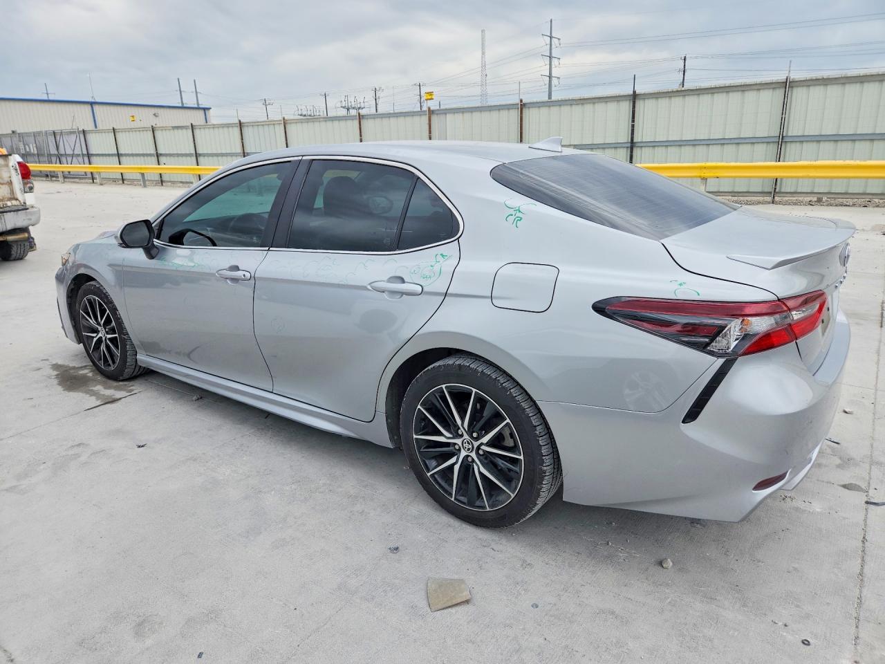 2024 TOYOTA CAMRY SE photo 3
