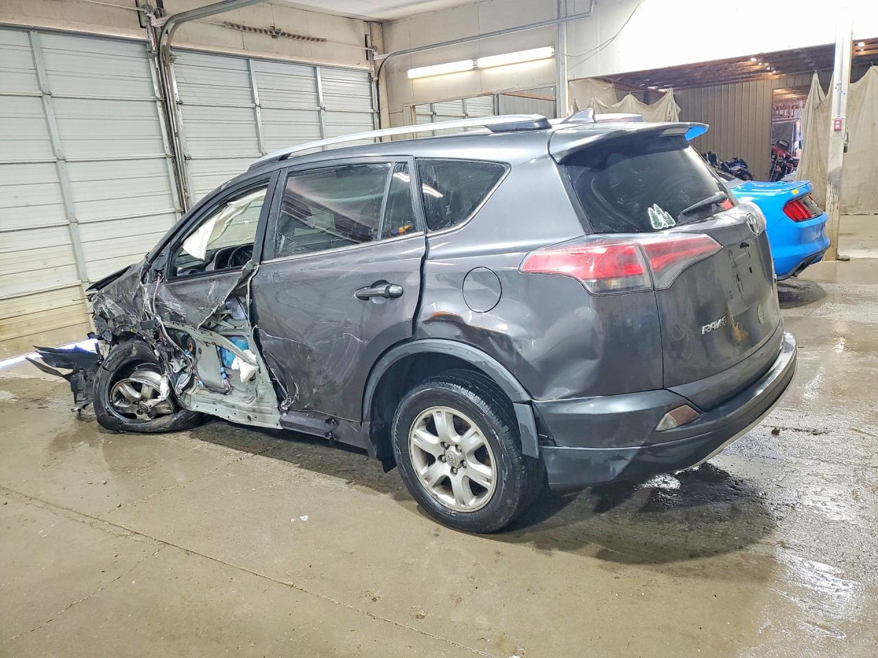 2017 TOYOTA RAV4 XLE photo 4