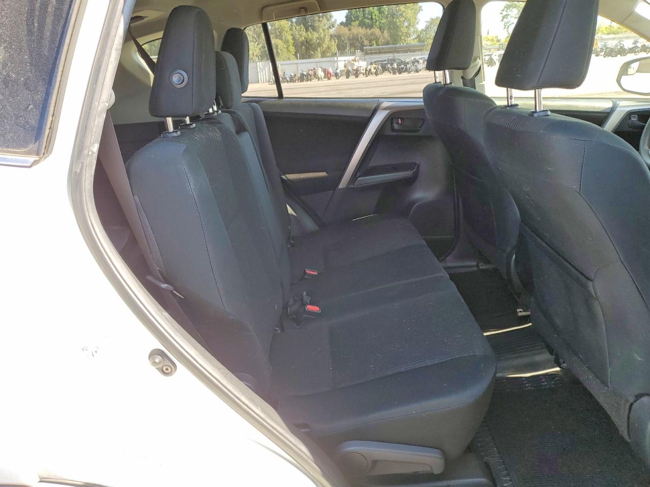 2018 TOYOTA RAV4 LE photo 31