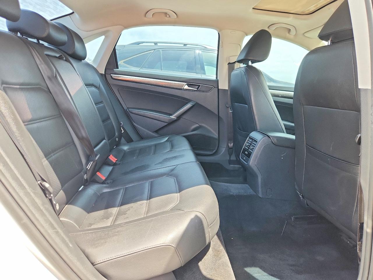 2018 VOLKSWAGEN PASSAT SE photo 28