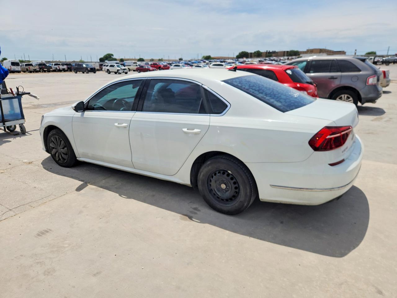 2018 VOLKSWAGEN PASSAT SE photo 4