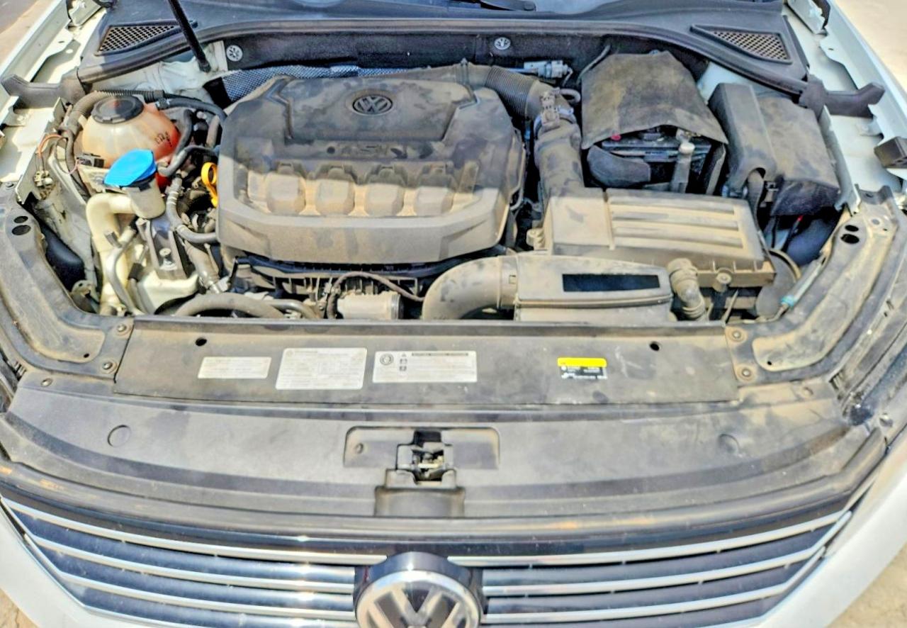 2018 VOLKSWAGEN PASSAT SE photo 31