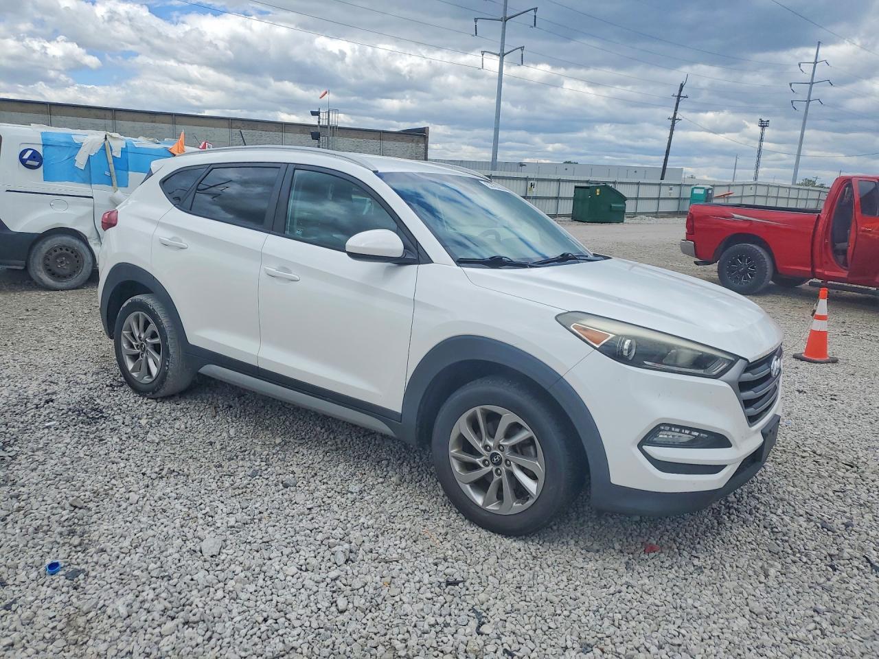 2017 HYUNDAI TUCSON SE photo 7