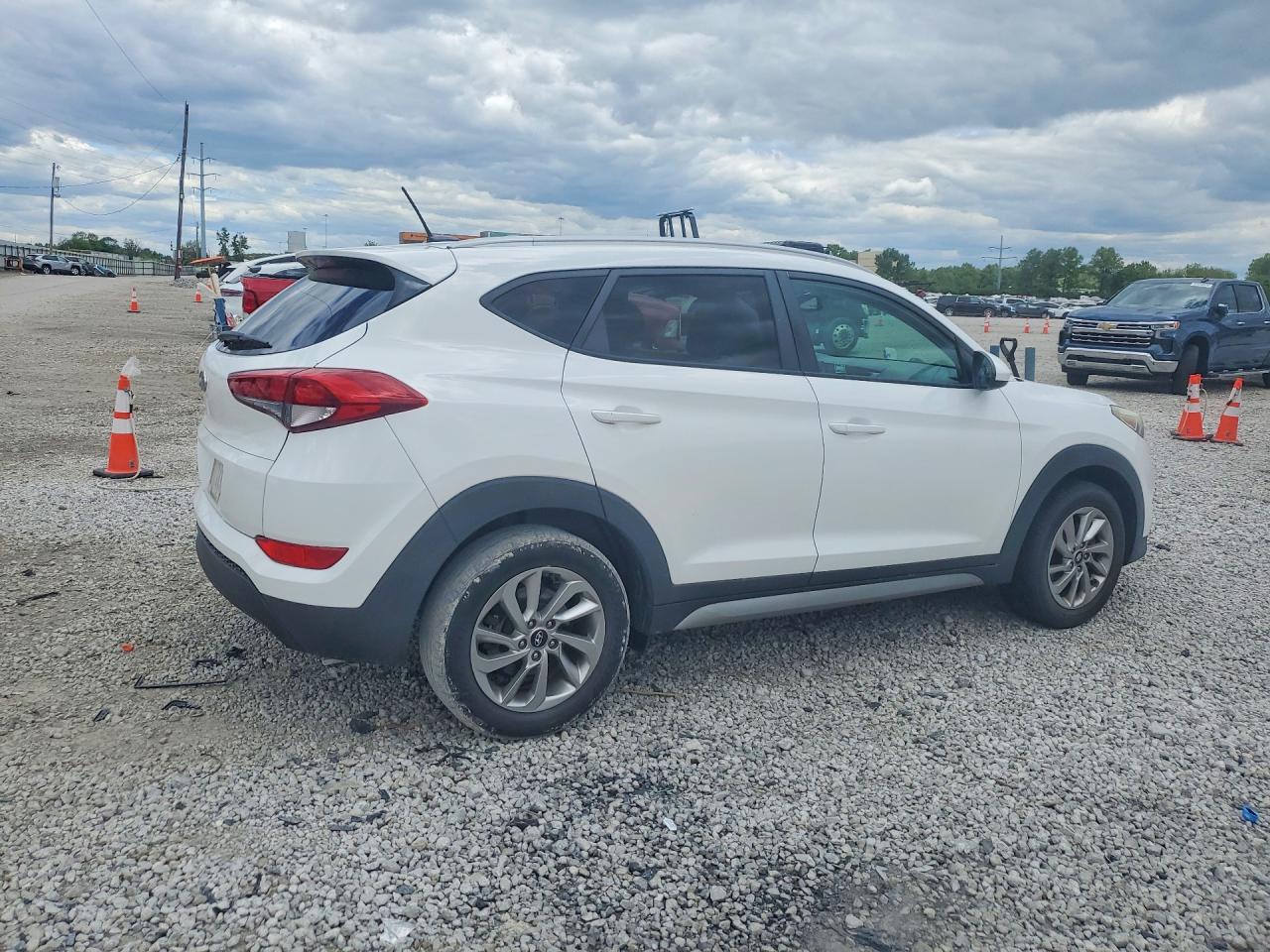 2017 HYUNDAI TUCSON SE photo 5