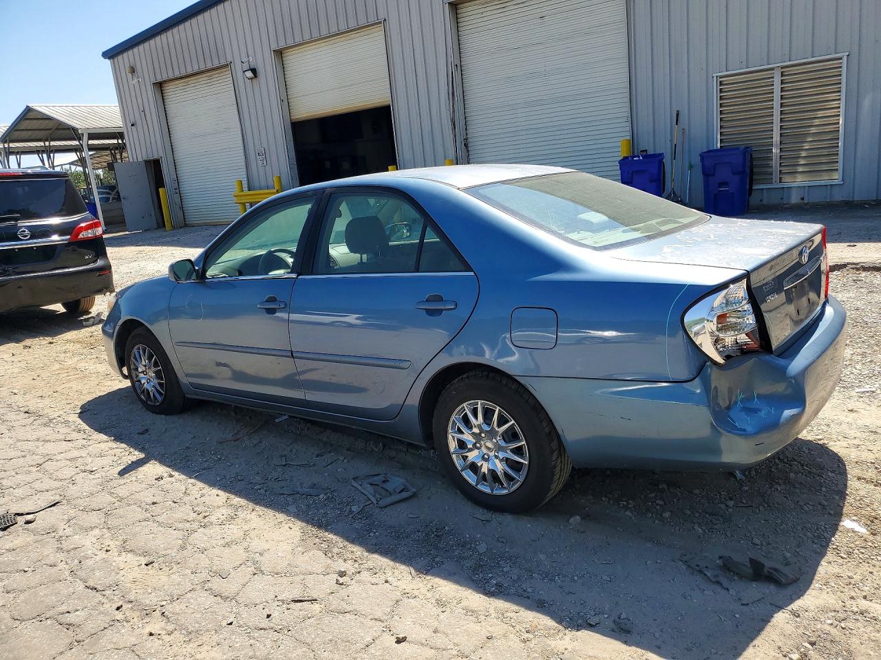 2004 TOYOTA CAMRY LE photo 2