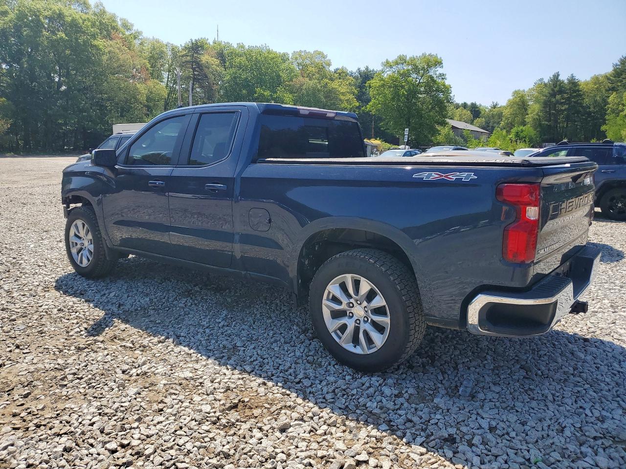 2020 CHEVROLET SILVERADO K1500 LT photo 2