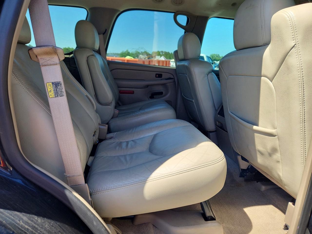 2004 GMC YUKON photo 11
