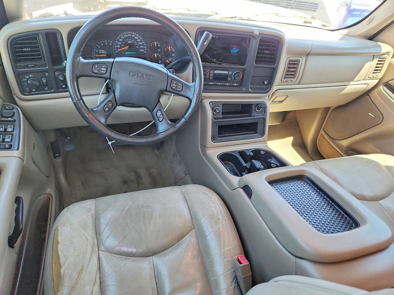 2004 GMC YUKON photo 8