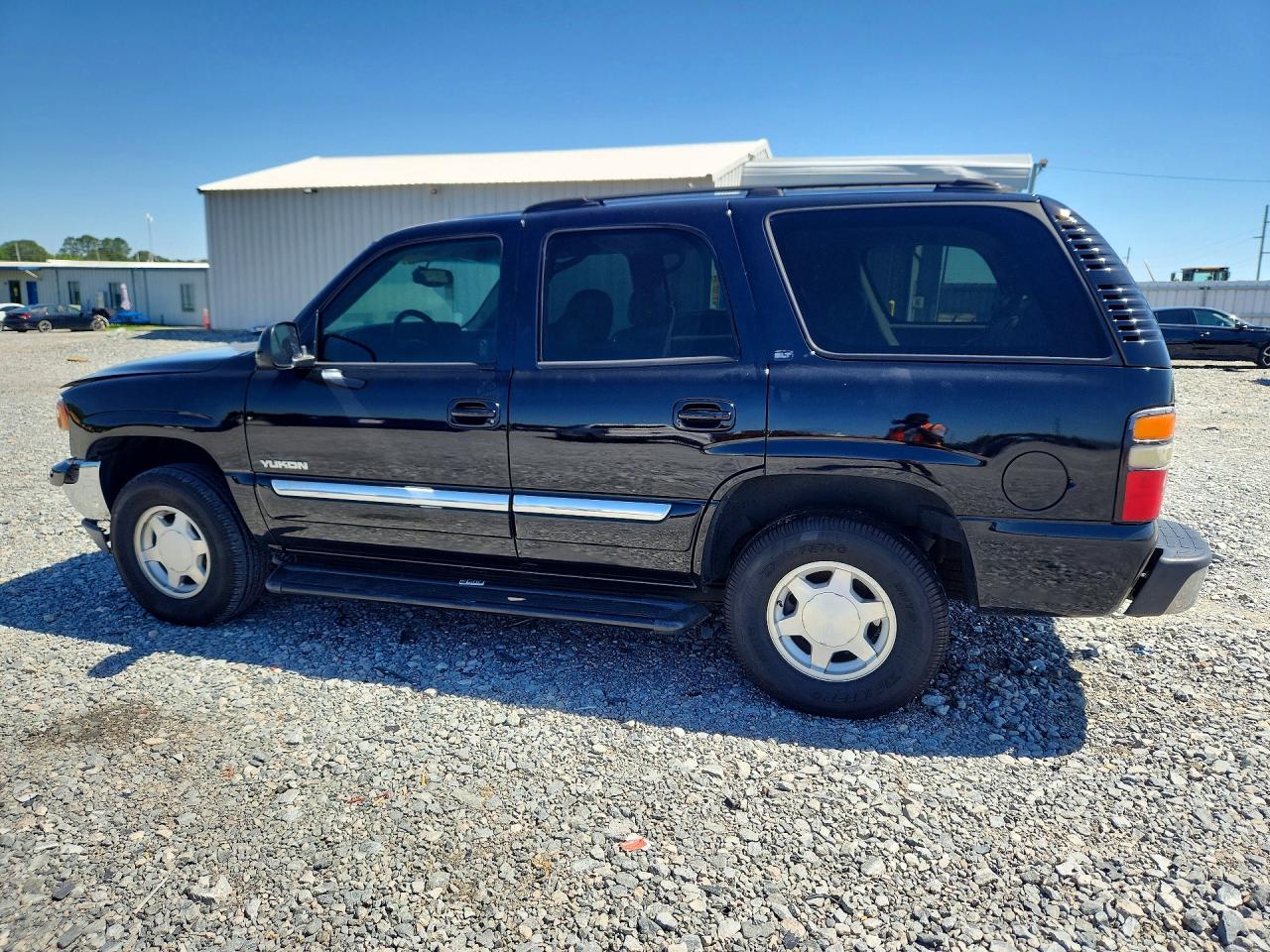2004 GMC YUKON photo 2