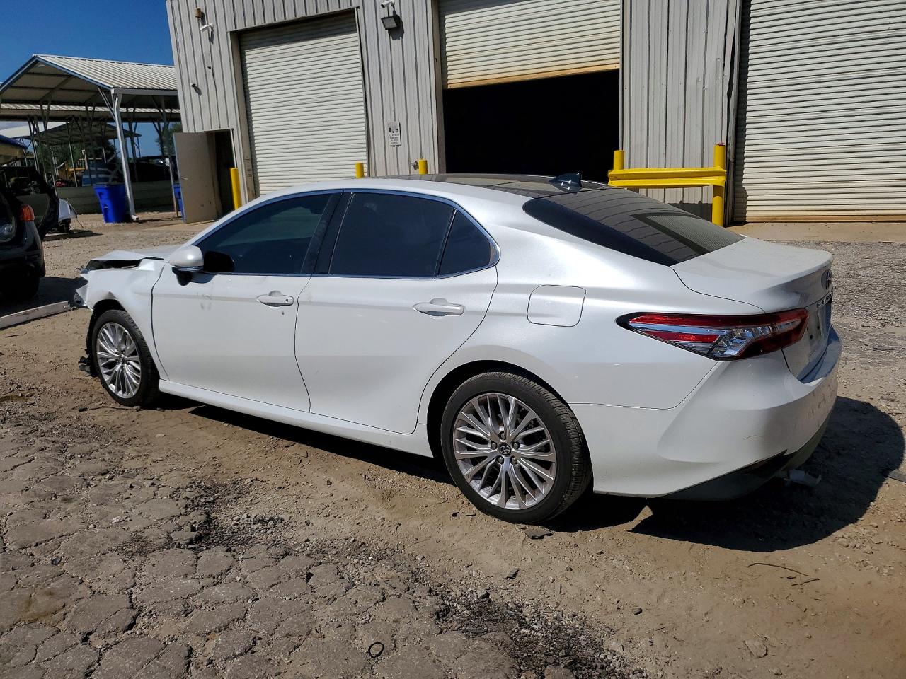2019 TOYOTA CAMRY XLE photo 4