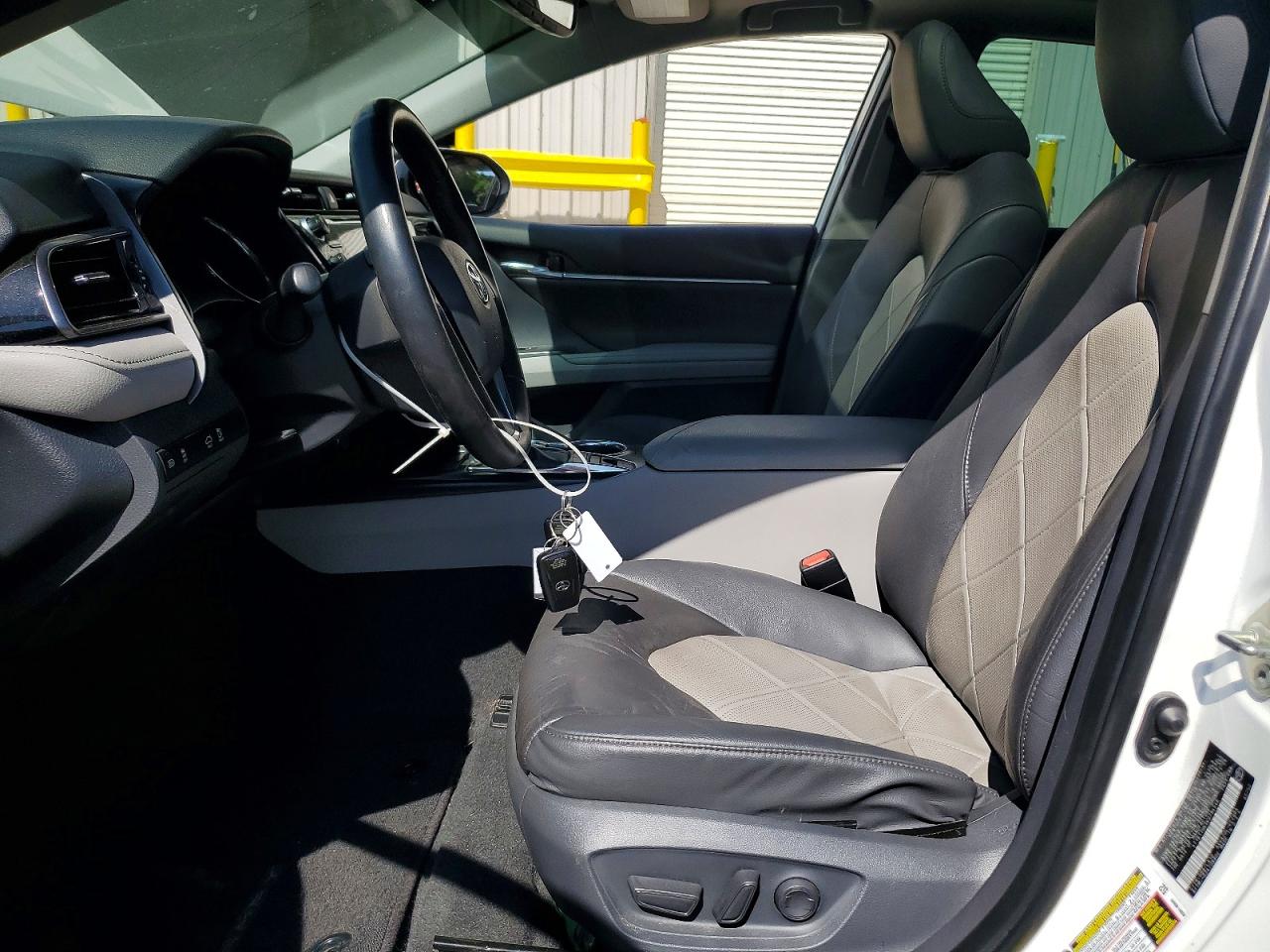 2019 TOYOTA CAMRY XLE photo 19