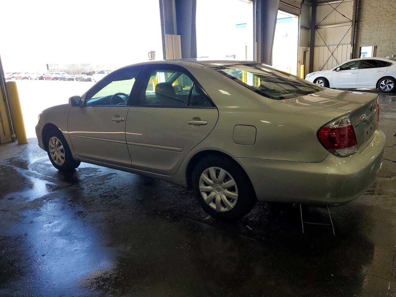 2005 TOYOTA CAMRY LE photo 3