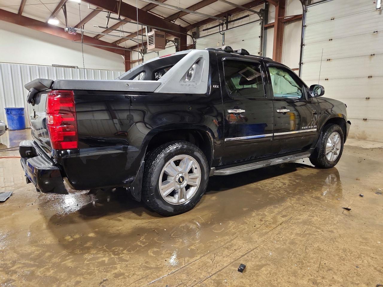 2010 CHEVROLET AVALANCHE LTZ photo 5