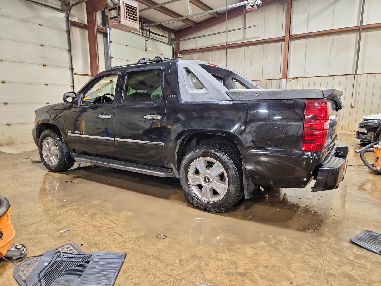 2010 CHEVROLET AVALANCHE LTZ photo 3