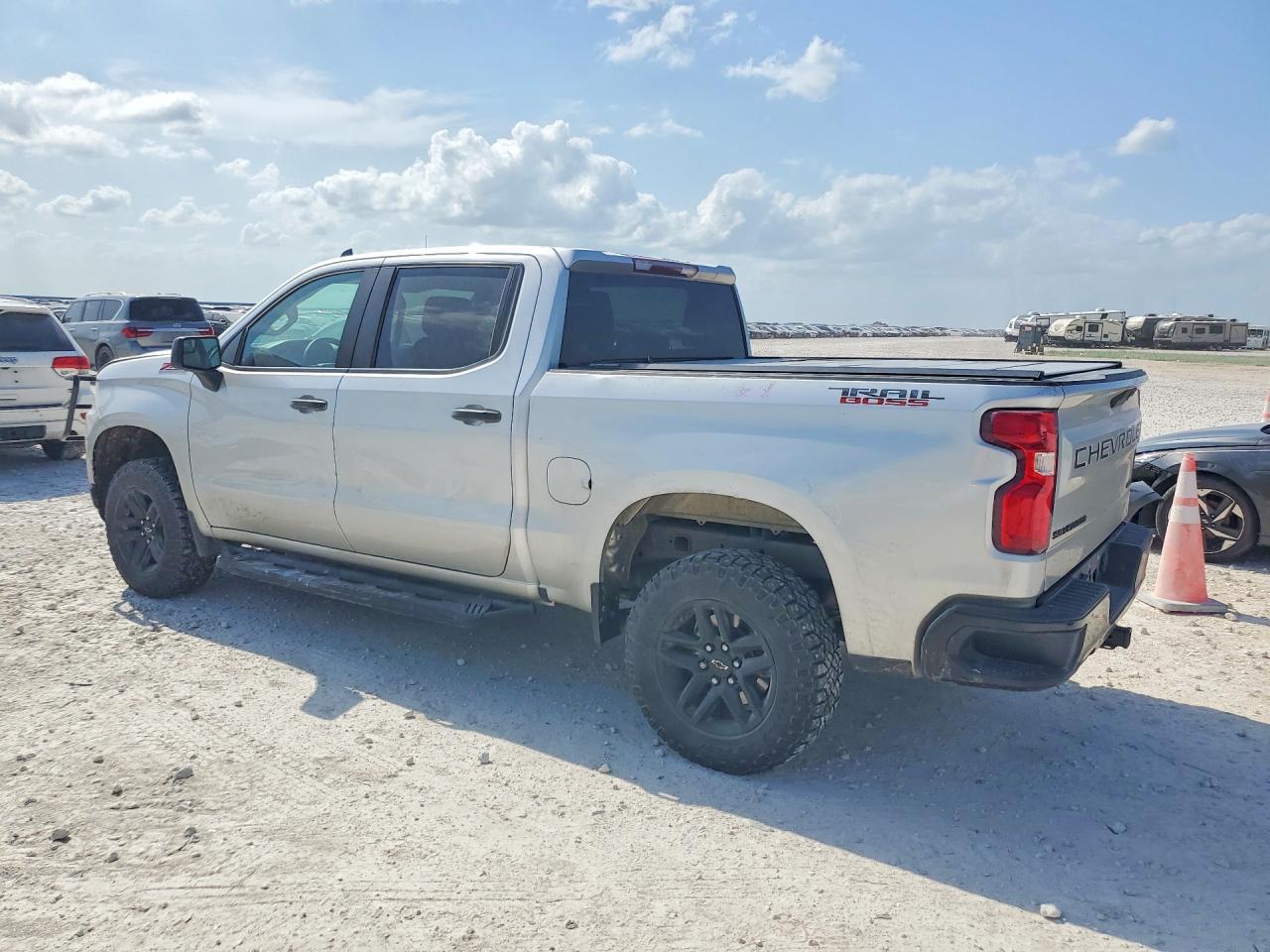 2021 CHEVROLET SILVERADO K1500 TRAIL BOSS CUSTOM photo 2