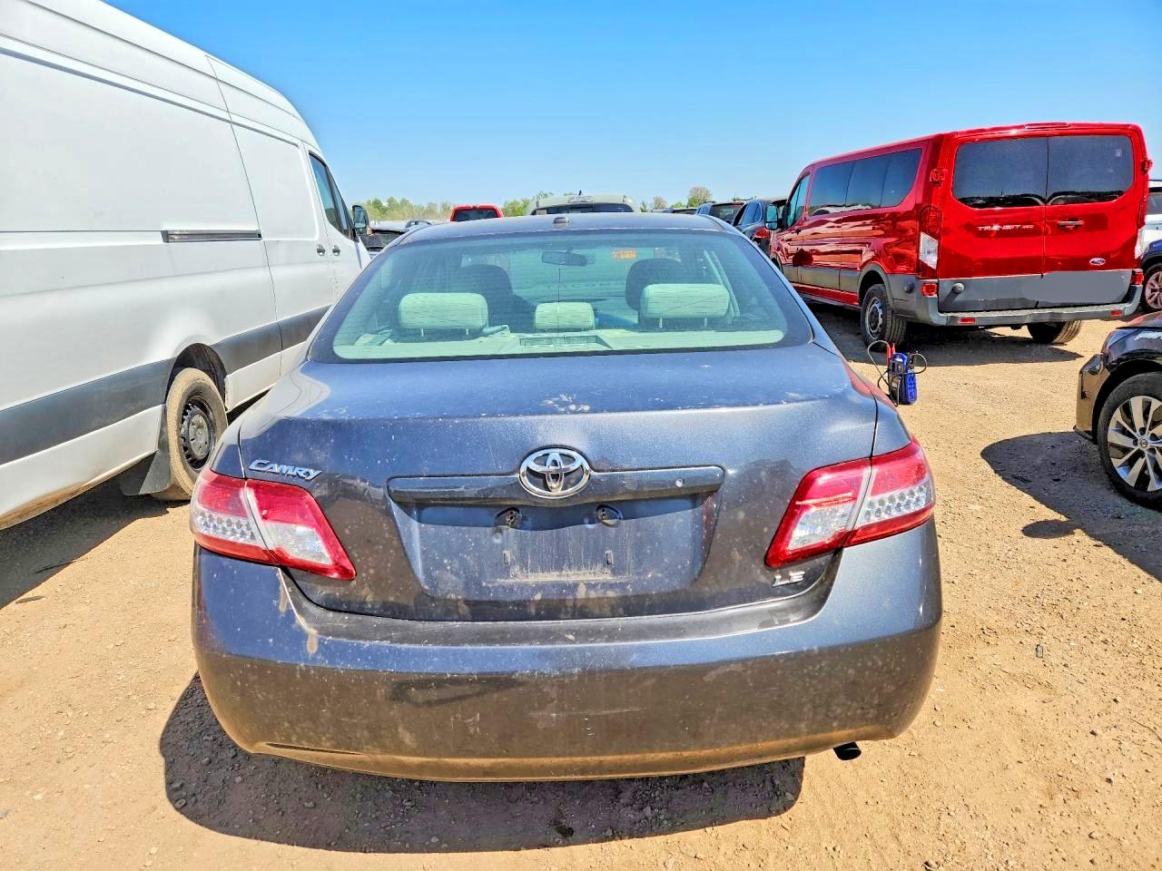 2011 TOYOTA CAMRY LE photo 11