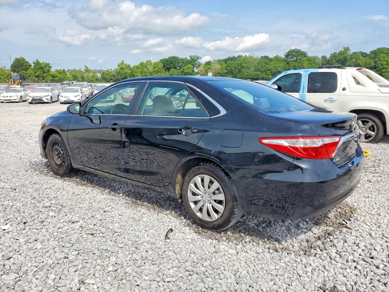 2017 TOYOTA CAMRY LE photo 3