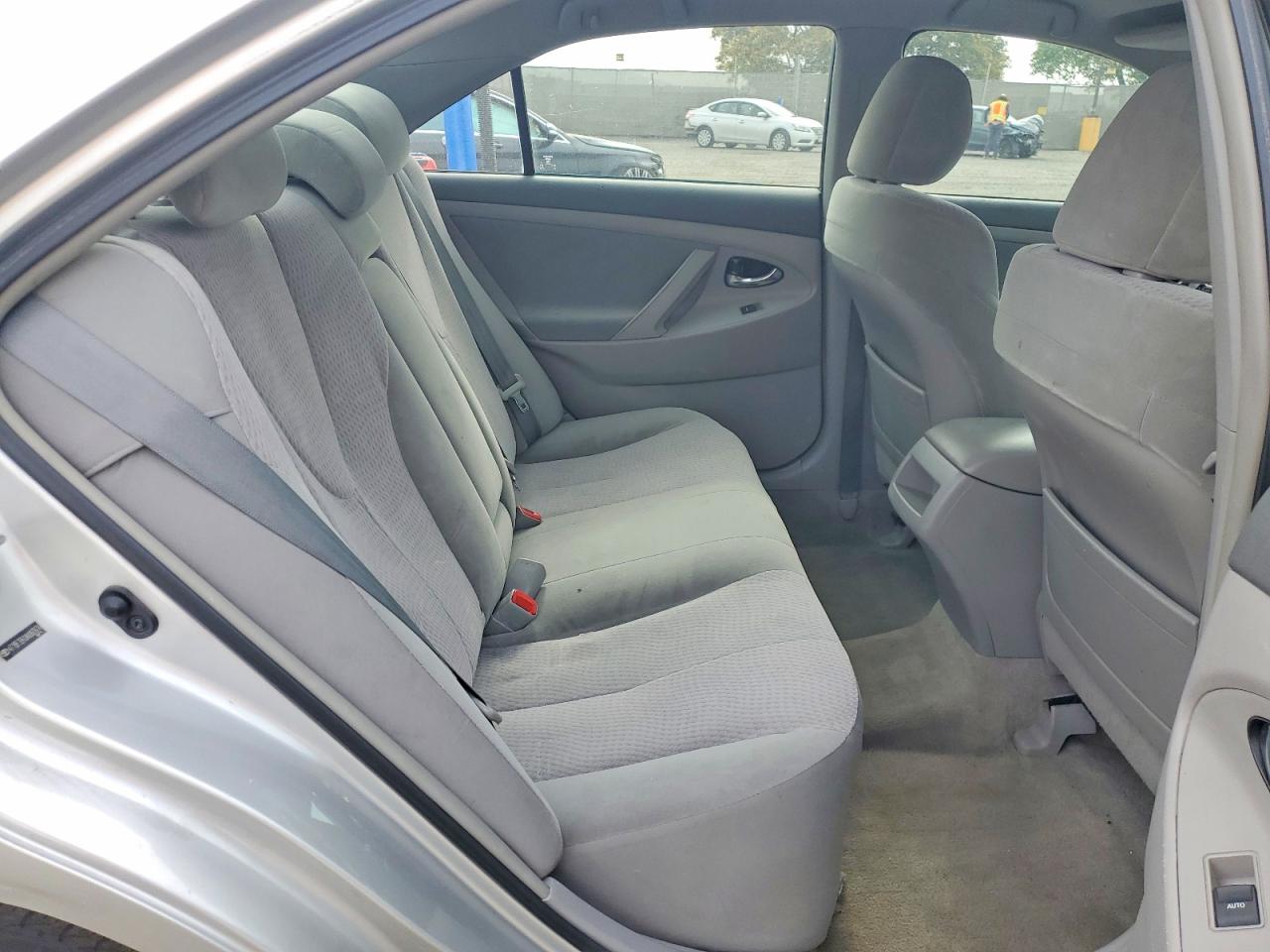 2010 TOYOTA CAMRY LE photo 28