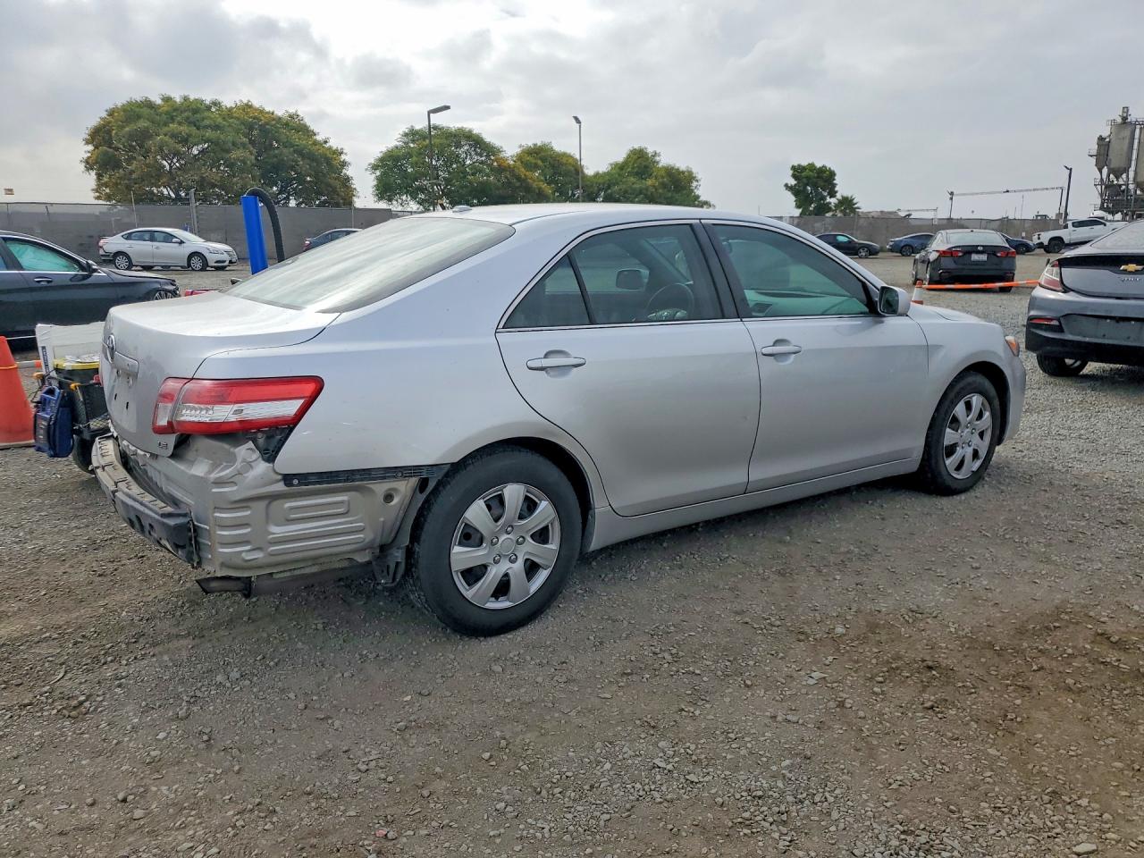 2010 TOYOTA CAMRY LE photo 7