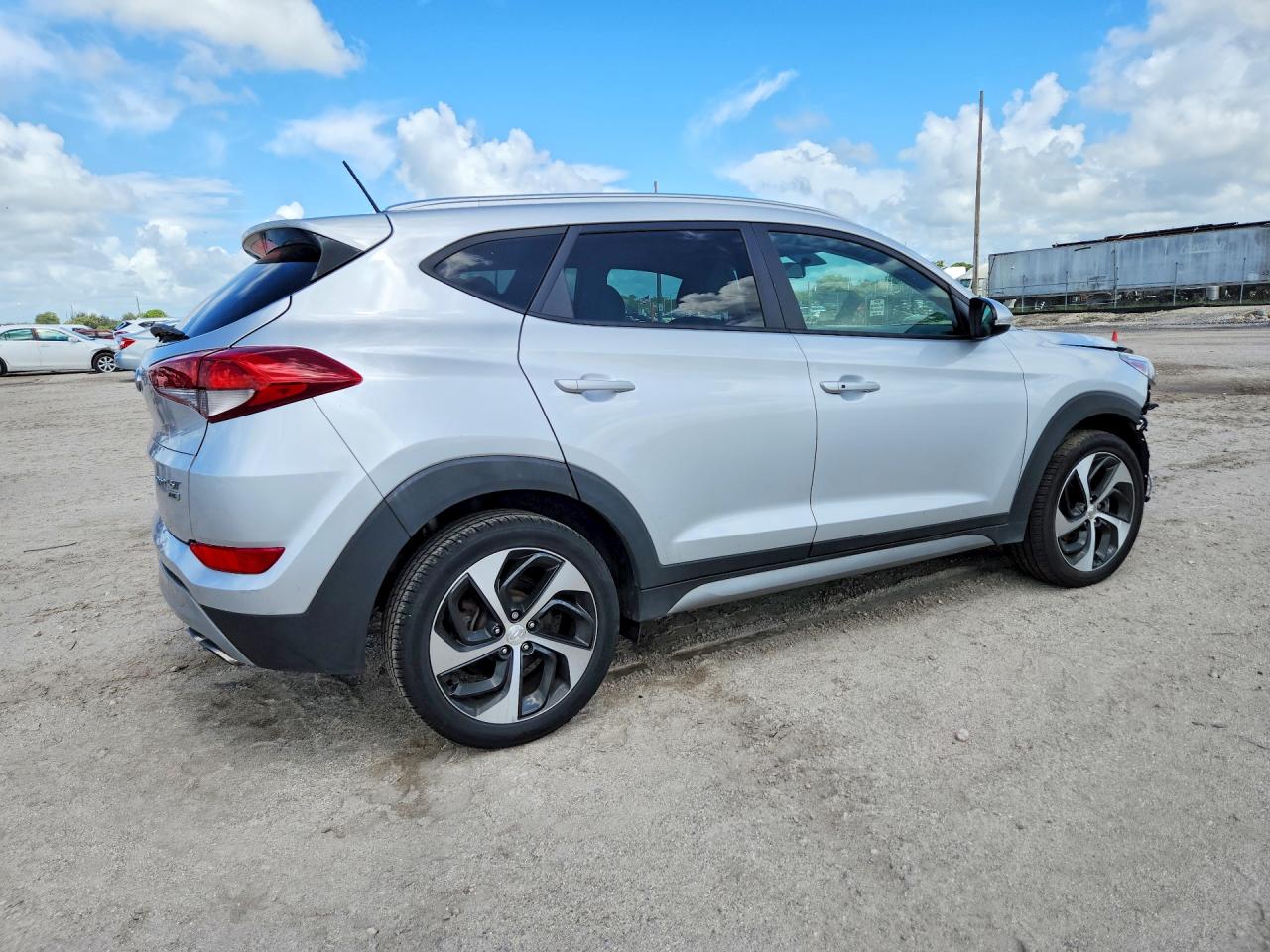 2017 HYUNDAI TUCSON SPORT photo 3