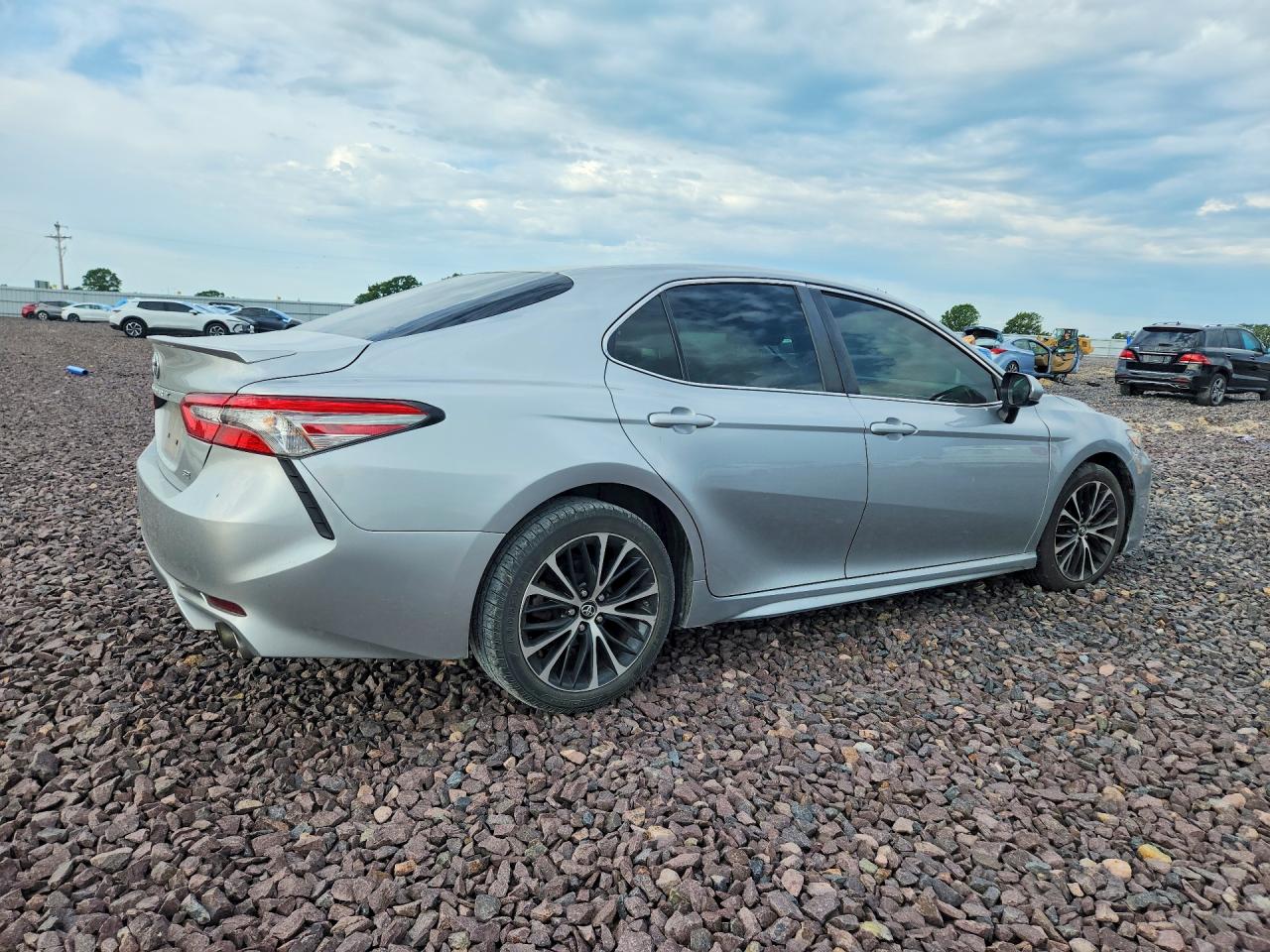 2018 TOYOTA CAMRY SE photo 5