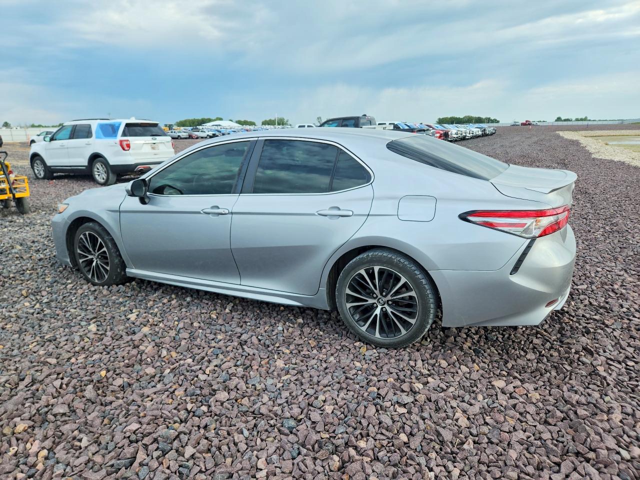 2018 TOYOTA CAMRY SE photo 3
