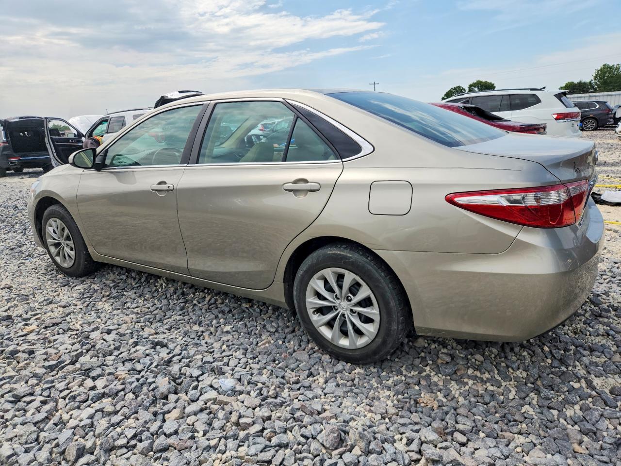 2017 TOYOTA CAMRY LE photo 4
