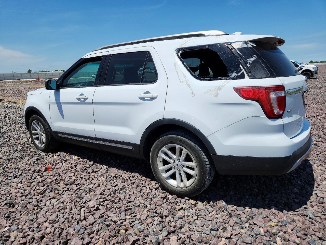 2017 FORD EXPLORER XLT photo 3
