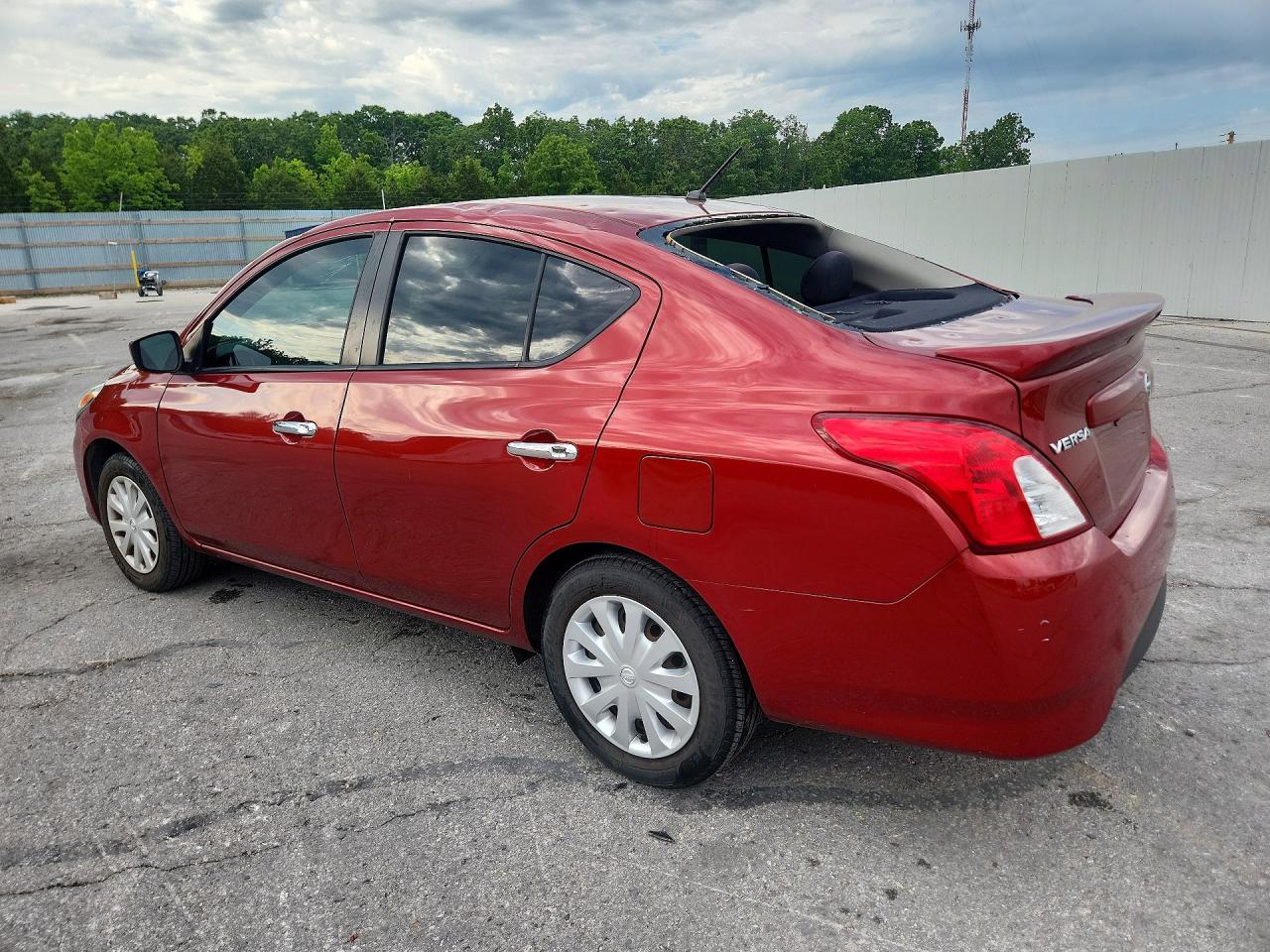 2019 NISSAN VERSA SV photo 4