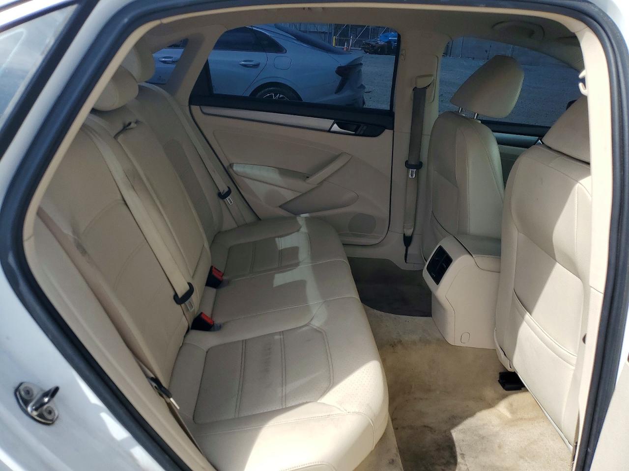 2014 VOLKSWAGEN PASSAT SE photo 19
