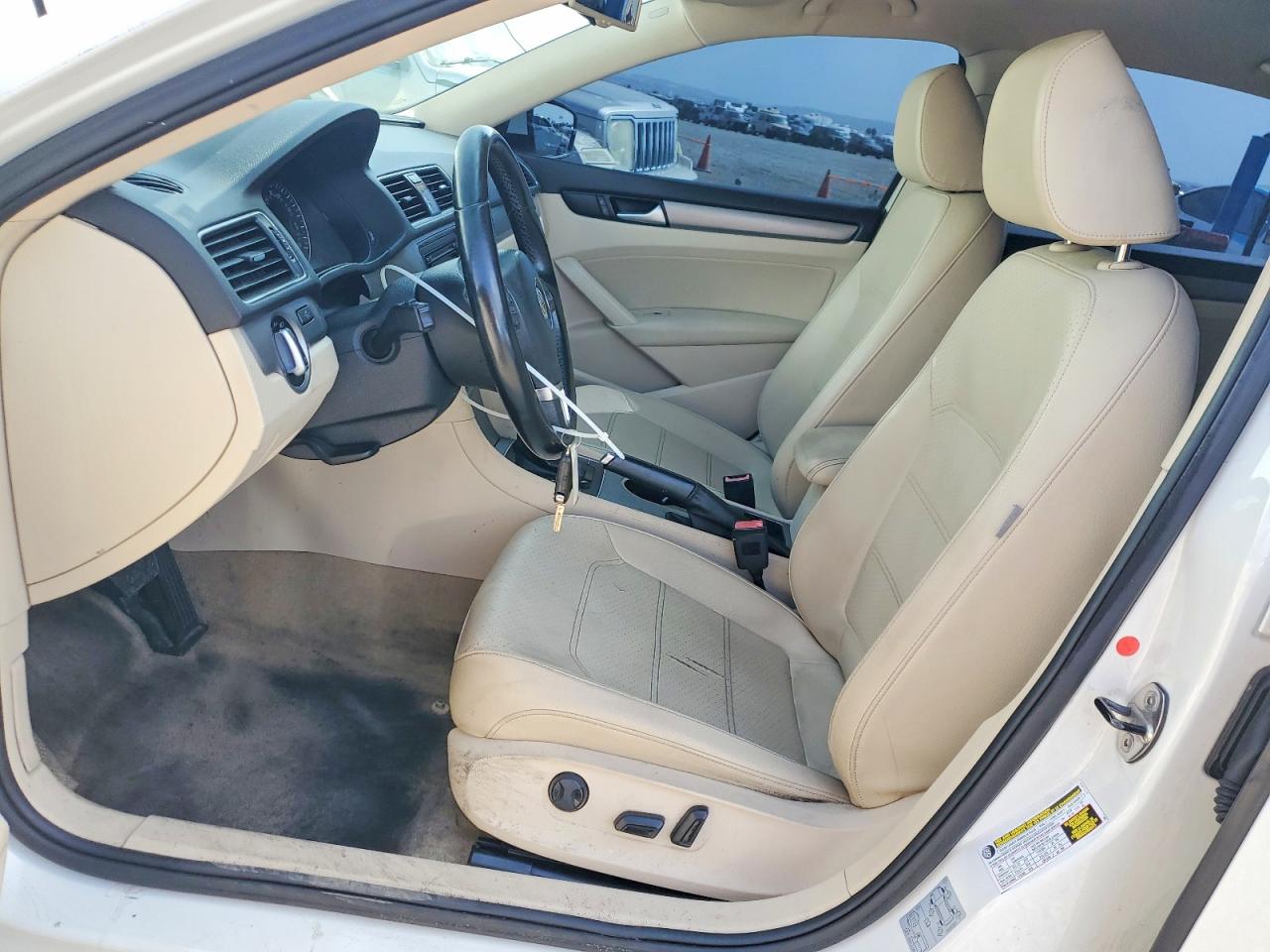 2014 VOLKSWAGEN PASSAT SE photo 13