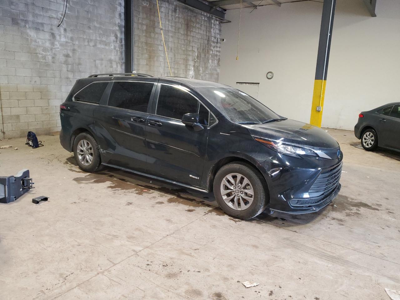 2021 TOYOTA SIENNA LE 8-PASSENGER photo 7