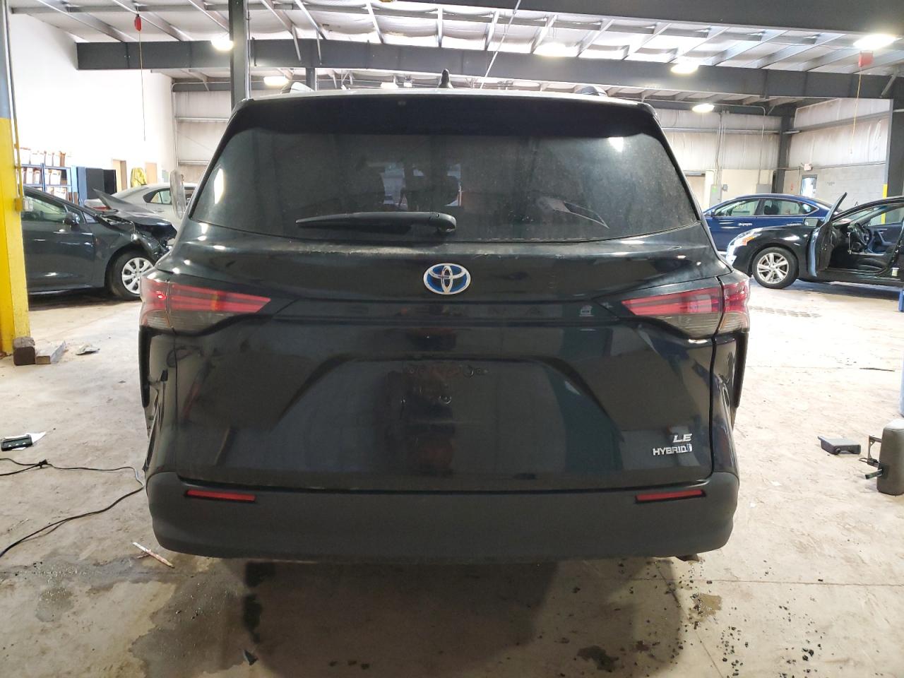 2021 TOYOTA SIENNA LE 8-PASSENGER photo 11
