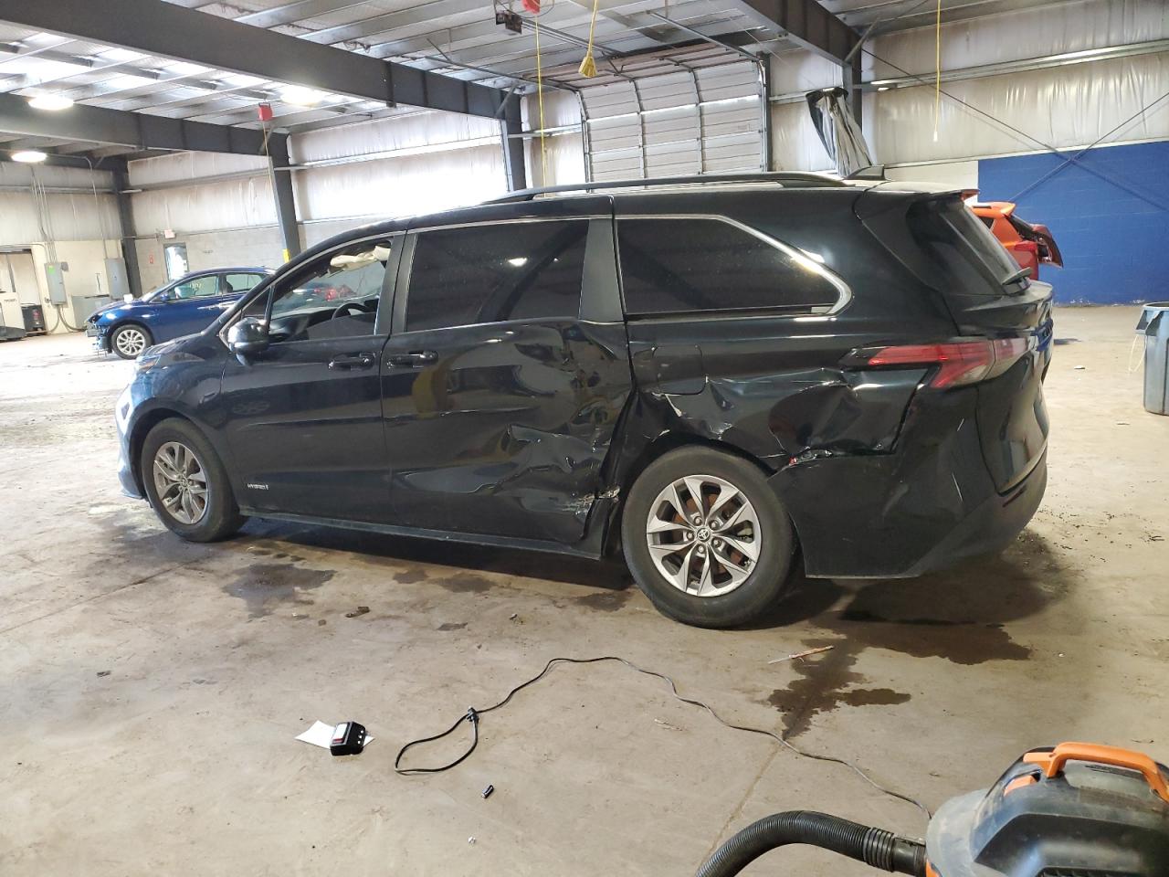 2021 TOYOTA SIENNA LE 8-PASSENGER photo 3