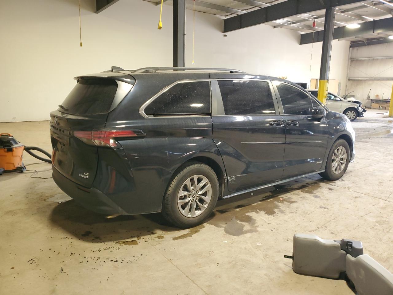 2021 TOYOTA SIENNA LE 8-PASSENGER photo 5