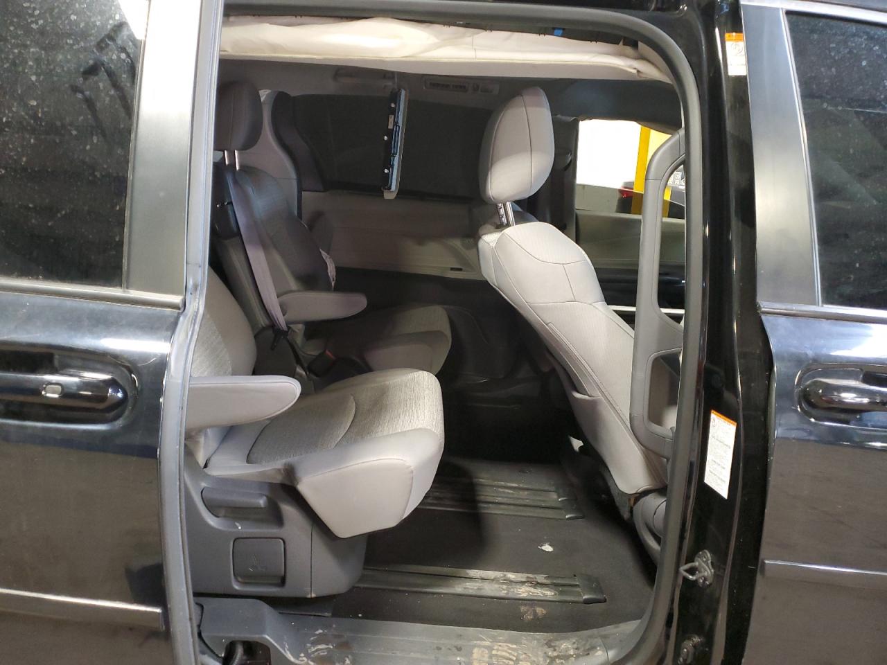 2021 TOYOTA SIENNA LE 8-PASSENGER photo 21