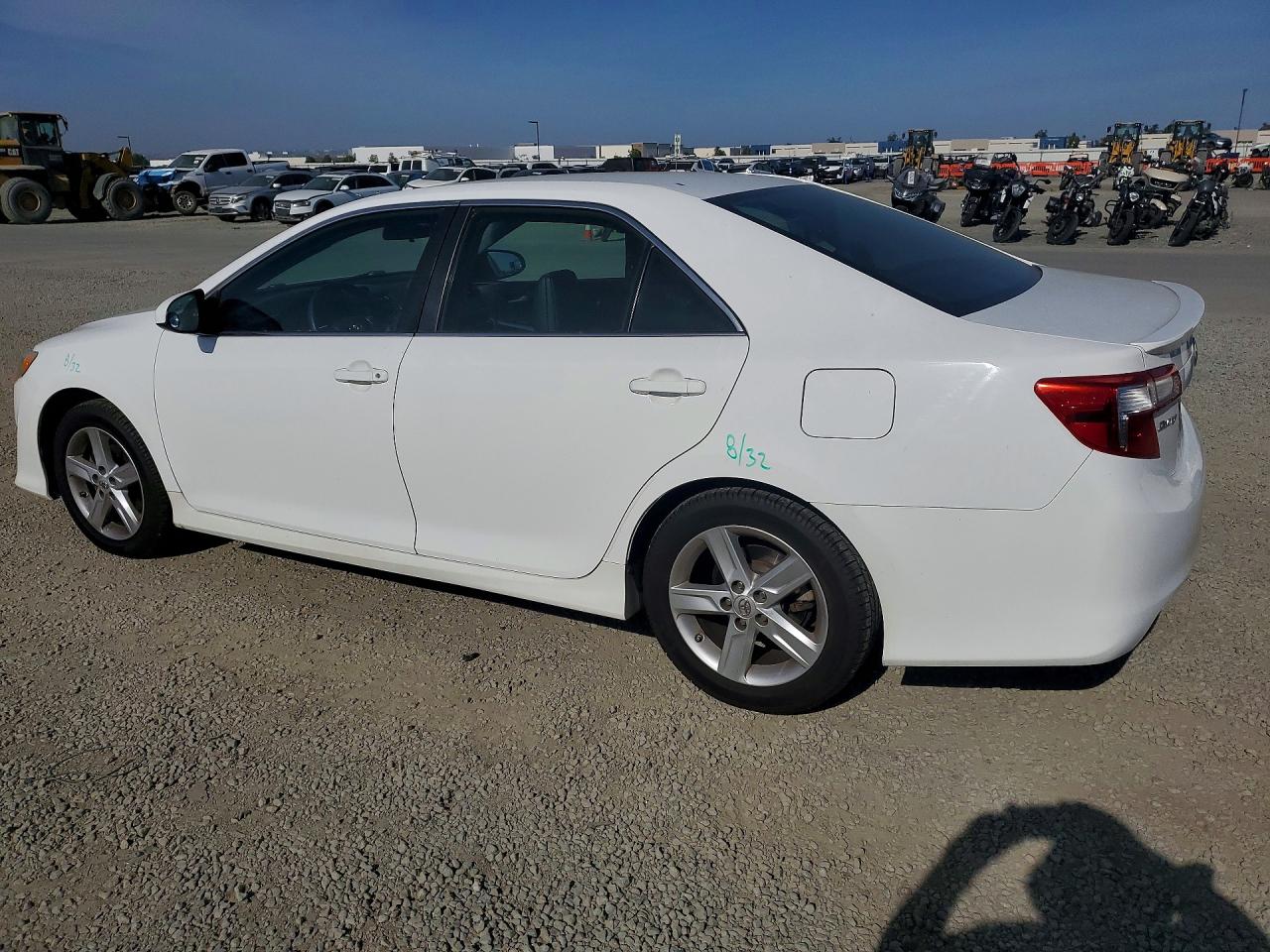 2014 TOYOTA CAMRY SE photo 4