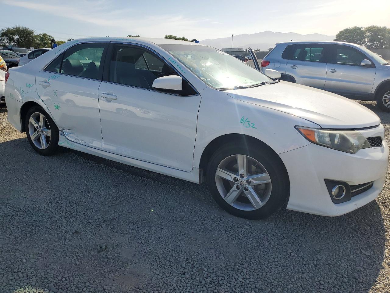 2014 TOYOTA CAMRY SE photo 10