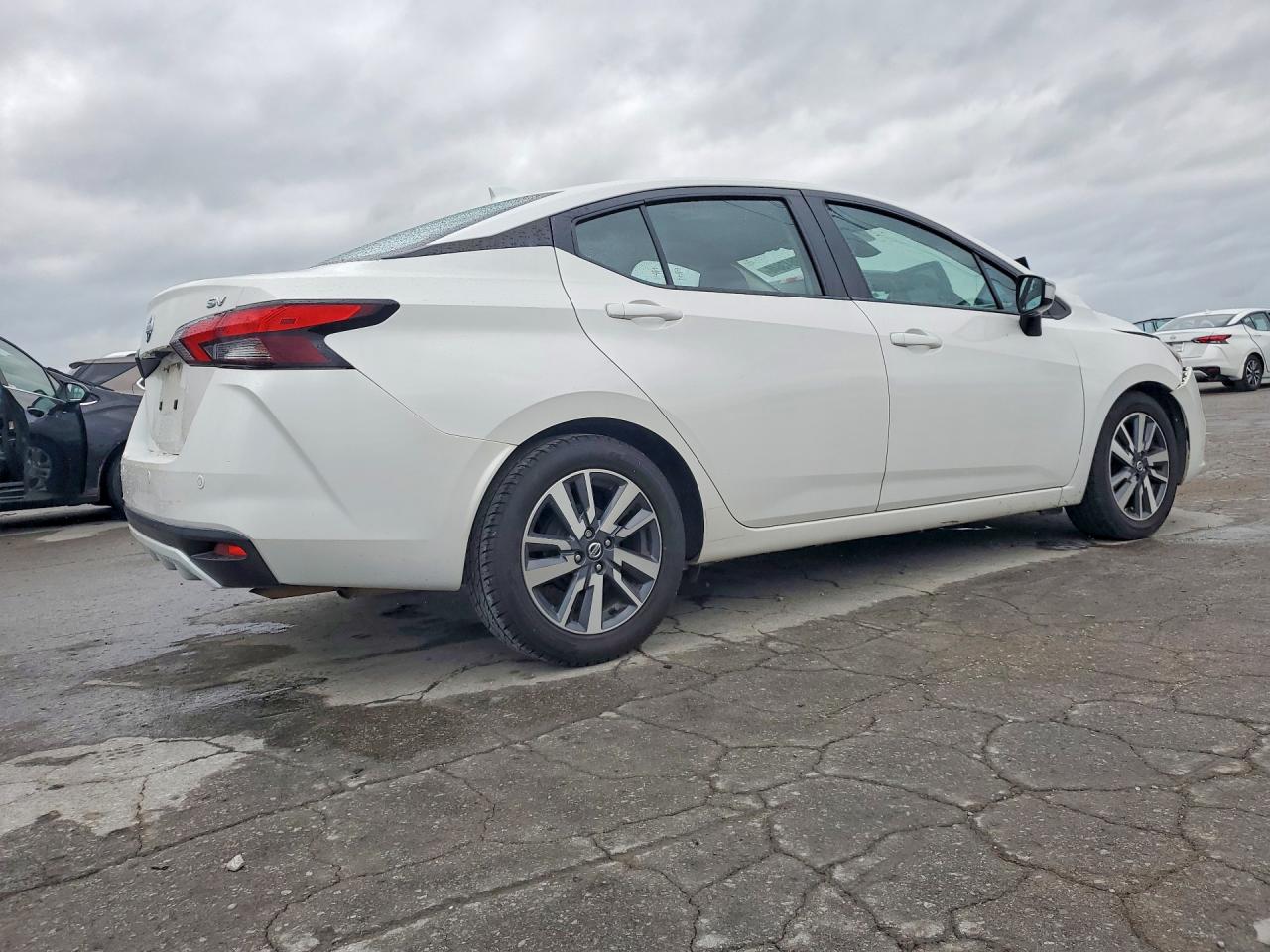 2020 NISSAN VERSA SV photo 3