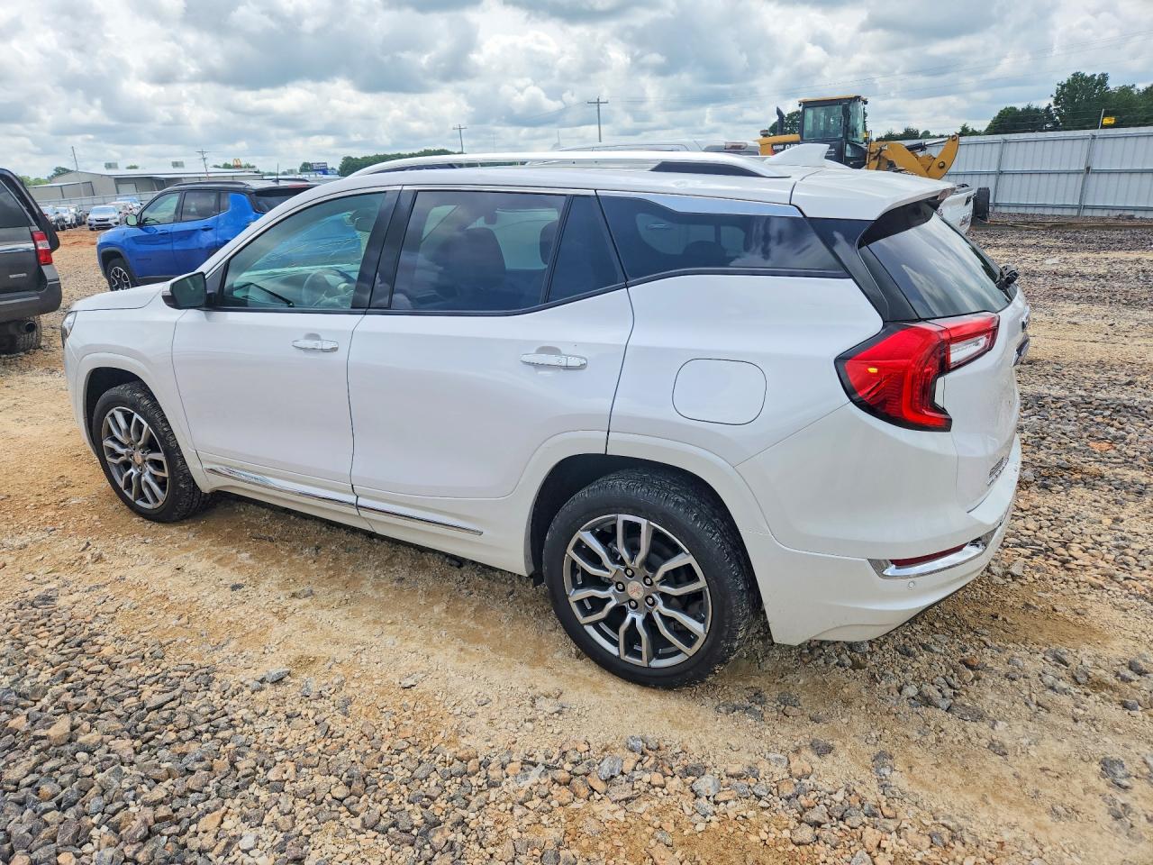 2024 GMC TERRAIN DENALI photo 2