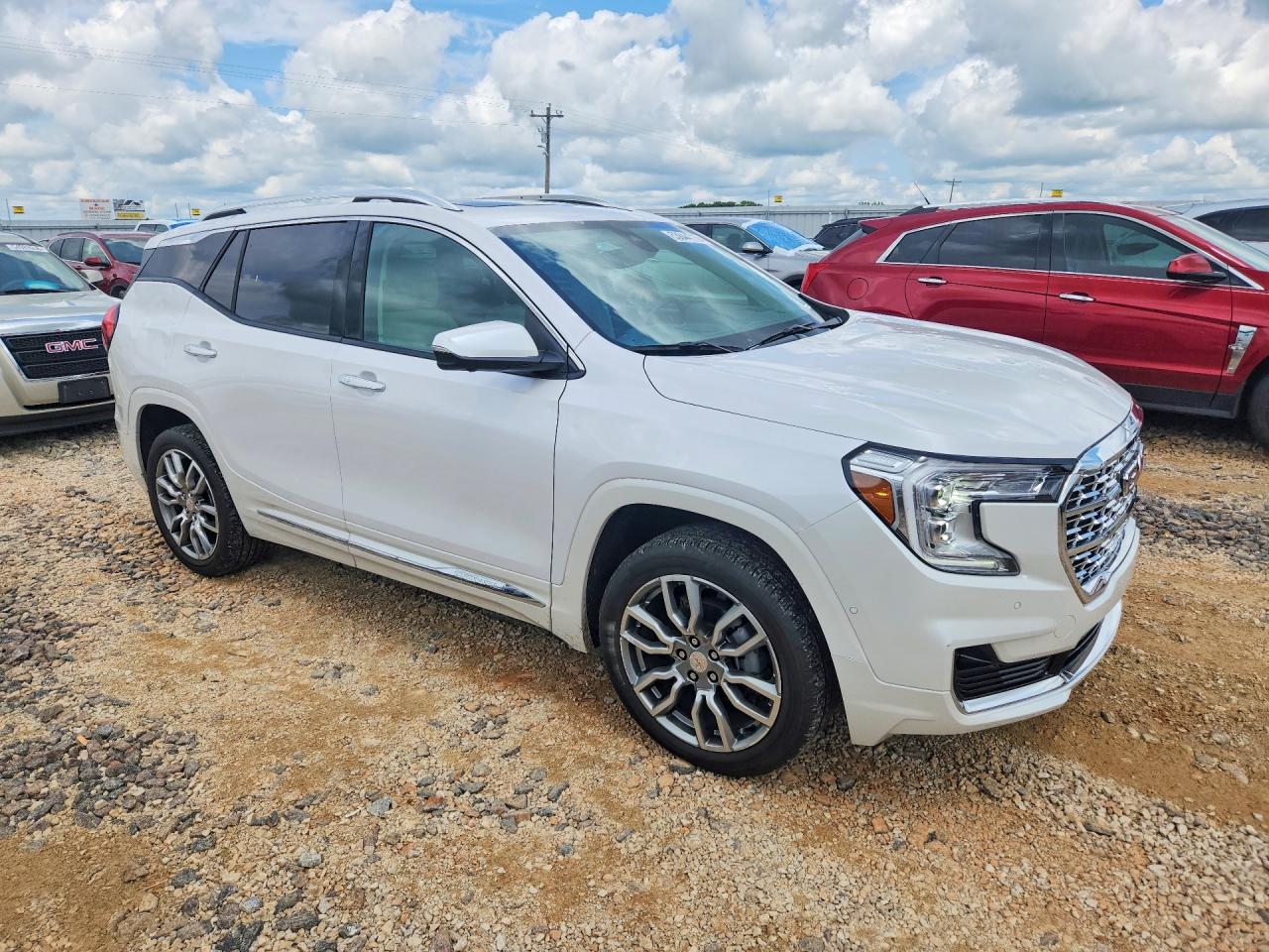 2024 GMC TERRAIN DENALI photo 4