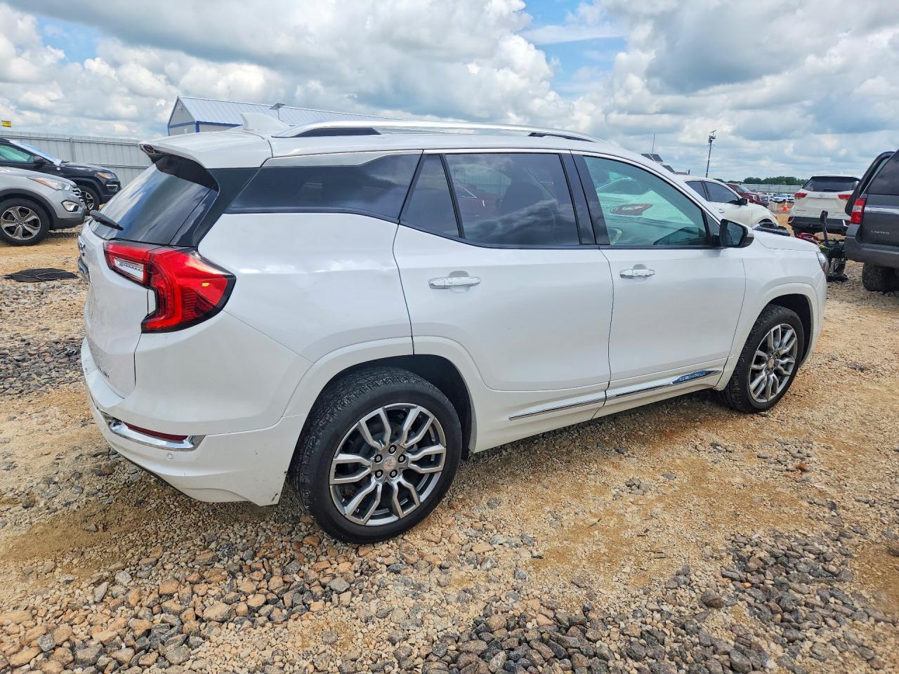 2024 GMC TERRAIN DENALI photo 3