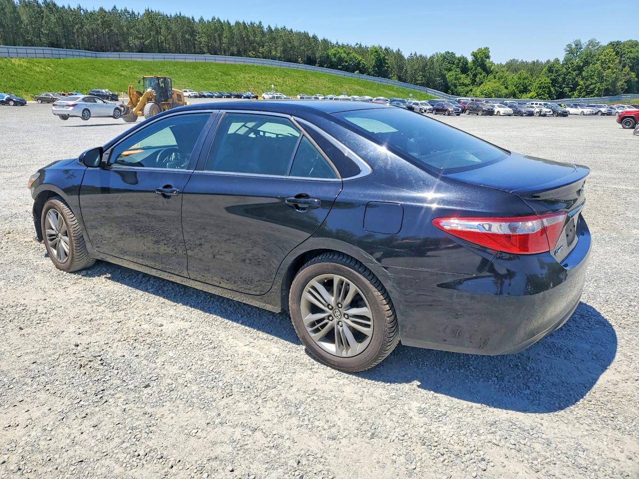 2017 TOYOTA CAMRY SE photo 3